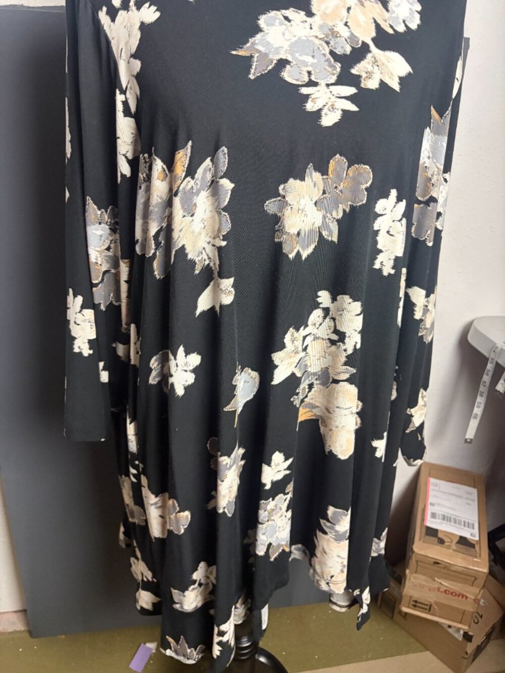 Logo by Lori Goldstein Size 3x Top Black Dark Floral Soft Strechy Jersey Knit - Picture 4 of 5